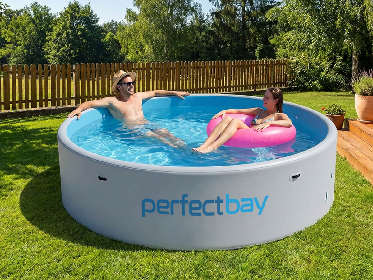 Basen Perfect Bay na trawie