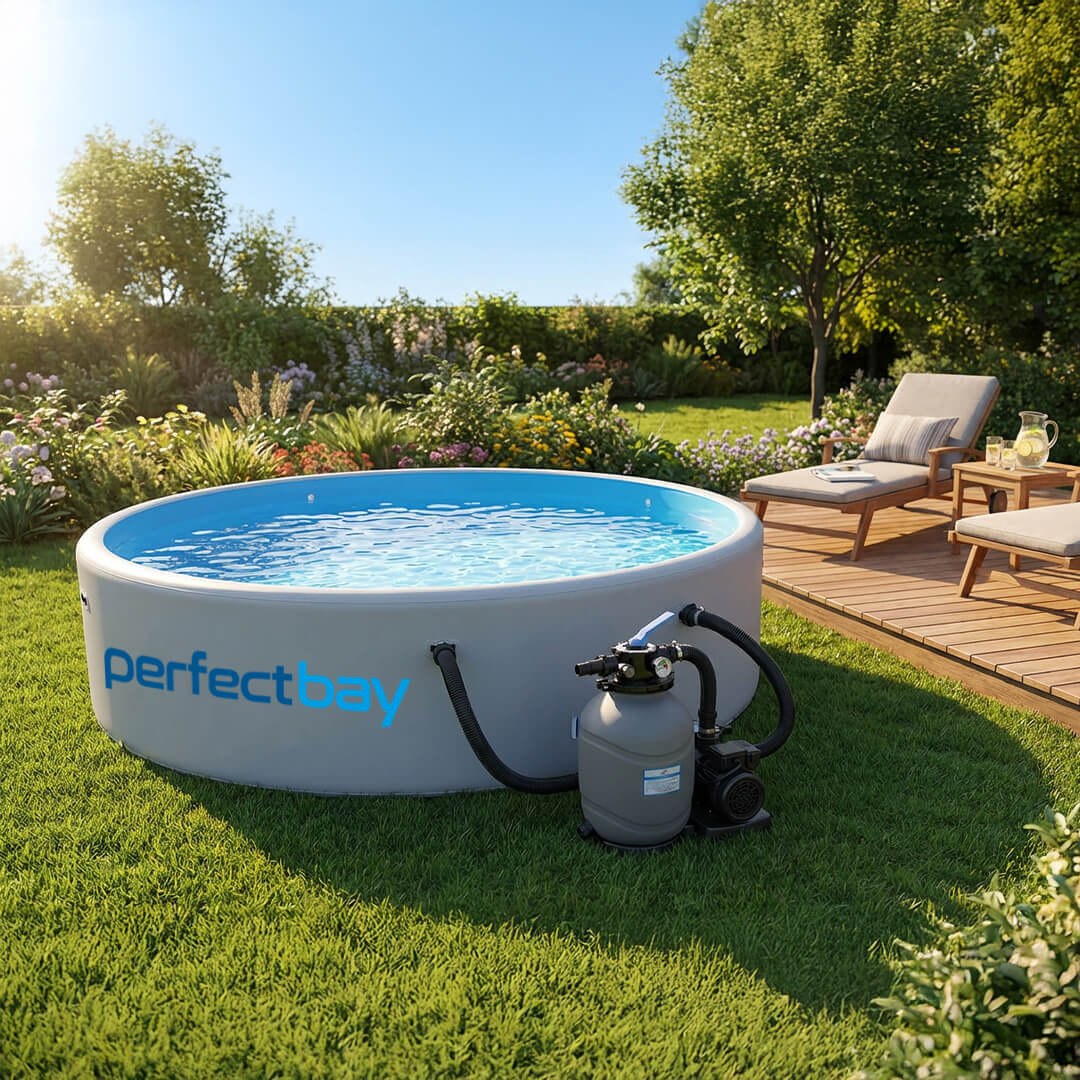 Basen Perfect Bay na trawie