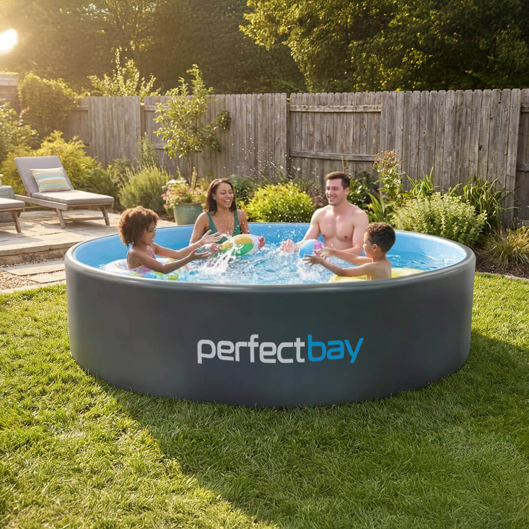 Basen Perfect Bay na trawie