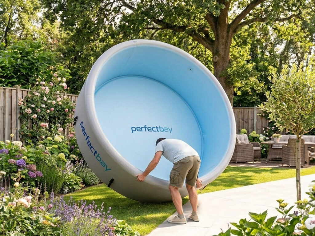 rozkładanie basenu w ogrodzie